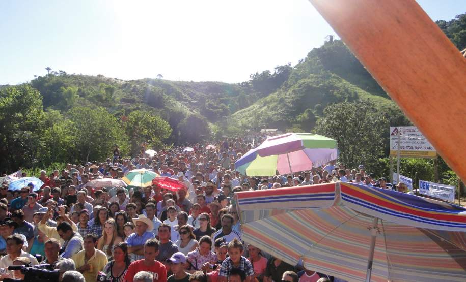 Inauguração da ponte sobre o Rio Ribeira A população compareceu em grande número para prestigiar o evento de inauguração da ponte sobre o Rio Ribeira.