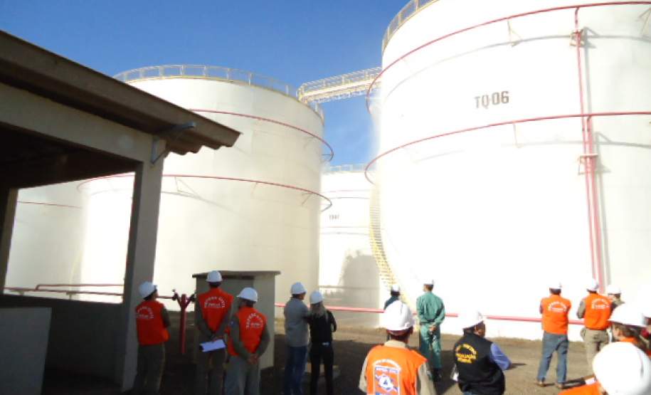 5ª COREDEC coordena fiscalização no manuseio e armazenamento de produtos perigosos no Município de Sarandi.