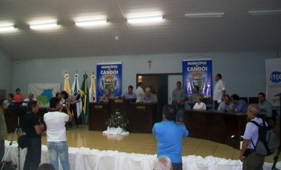 Mesa composta pelas autoridades estaduais e municipais