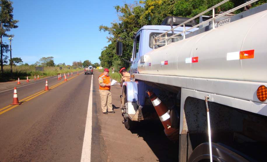 Fiscalização de Produtos Perigosos na Rodovia PR – 323 15ª Coordenadoria Regional de Defesa Civil realiza Fiscalização de Produtos Perigosos na Rodovia PR – 323, município de Iporã - PR