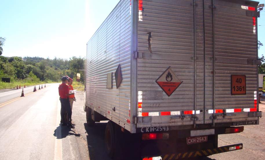 Fiscalização de Produtos Perigosos na Rodovia PR – 323 15ª Coordenadoria Regional de Defesa Civil realiza Fiscalização de Produtos Perigosos na Rodovia PR – 323, município de Iporã - PR