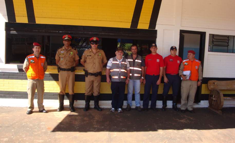 Fiscalização de Produtos Perigosos na Rodovia PR – 323 15ª Coordenadoria Regional de Defesa Civil realiza Fiscalização de Produtos Perigosos na Rodovia PR – 323, município de Iporã - PR