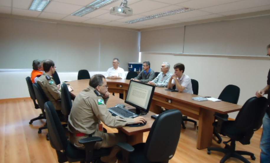 5ª COREDEC  realiza reunião com a COMDEC/Prefeitura, Copel e GVT, afim elaborar um protocolo de atendimento aos desastres naturais na cidade de Maringá.