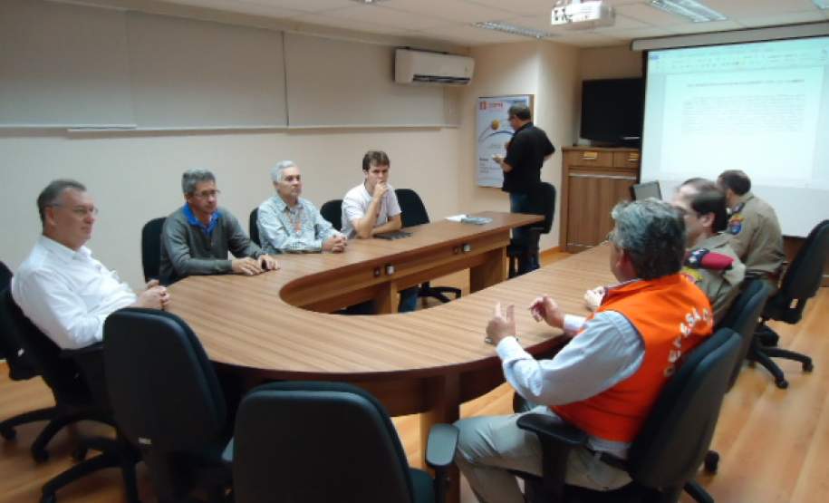 5ª COREDEC  realiza reunião com a COMDEC/Prefeitura, Copel e GVT, afim elaborar um protocolo de atendimento aos desastres naturais na cidade de Maringá.