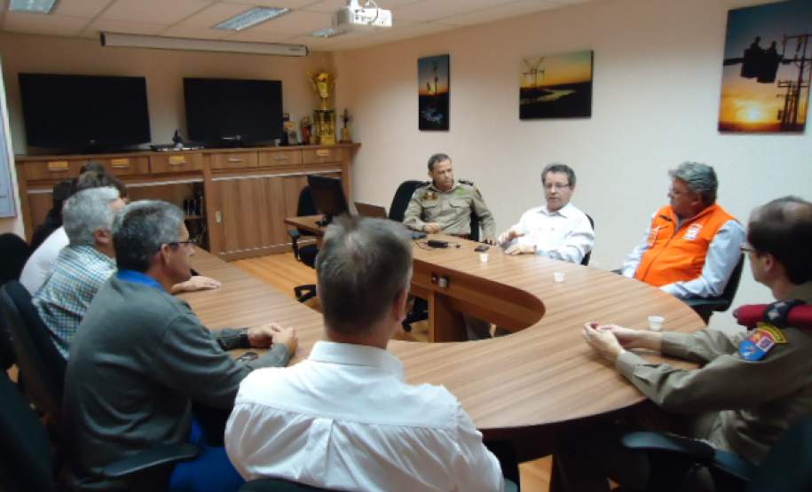 5ª COREDEC  realiza reunião com a COMDEC/Prefeitura, Copel e GVT, afim elaborar um protocolo de atendimento aos desastres naturais na cidade de Maringá.