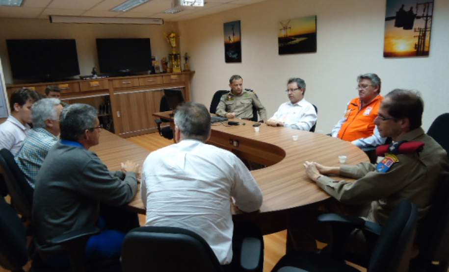 5ª COREDEC  realiza reunião com a COMDEC/Prefeitura, Copel e GVT, afim elaborar um protocolo de atendimento aos desastres naturais na cidade de Maringá.