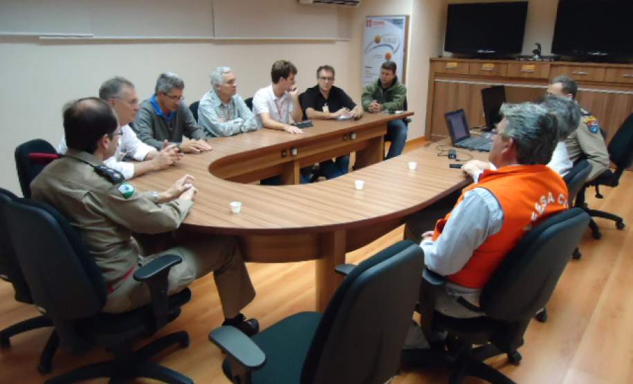 5ª COREDEC  realiza reunião com a COMDEC/Prefeitura, Copel e GVT, afim elaborar um protocolo de atendimento aos desastres naturais na cidade de Maringá.