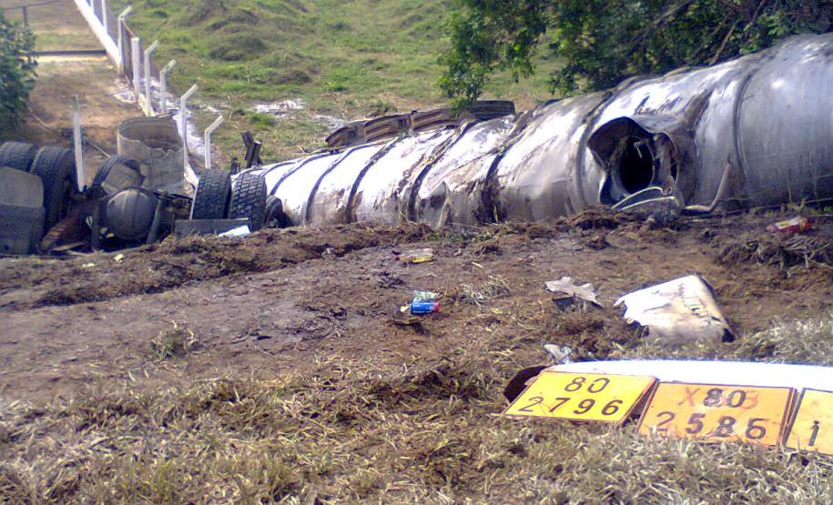 Acidente durante o Transporte de Produto Perigoso em Sengés Acidente durante o Transporte de Produto Perigoso em Sengés