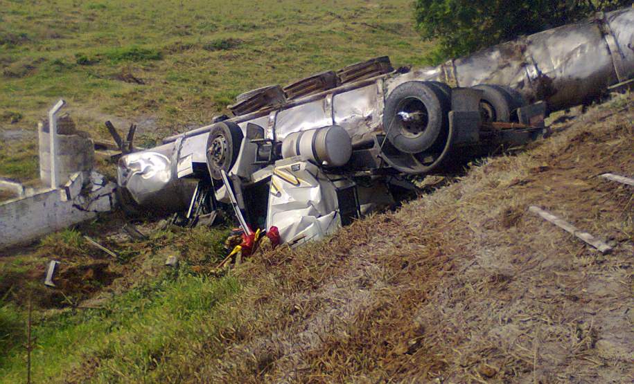 Acidente durante o Transporte de Produto Perigoso em Sengés Acidente durante o Transporte de Produto Perigoso em Sengés