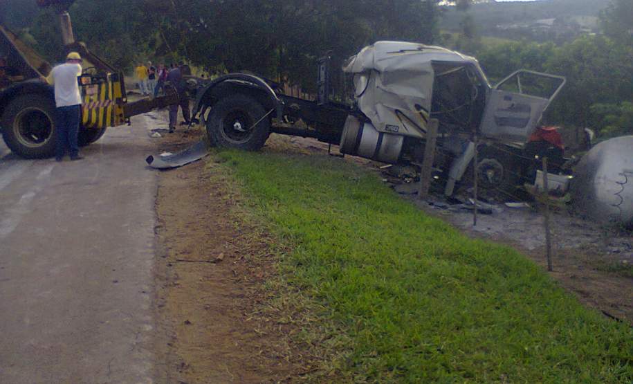 Acidente durante o Transporte de Produto Perigoso em Sengés Acidente durante o Transporte de Produto Perigoso em Sengés