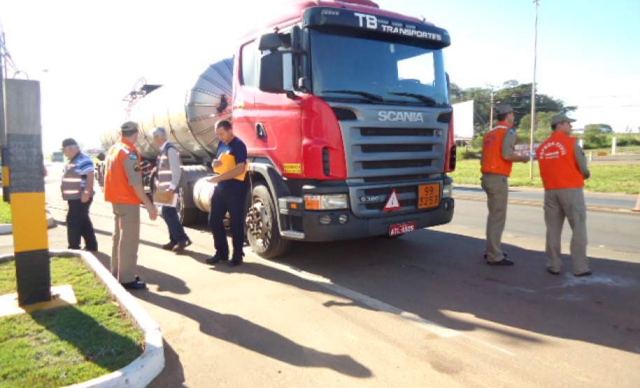 Fiscalização de produtos perigosos em Cianorte  2012, veiculo parado para fiscalização