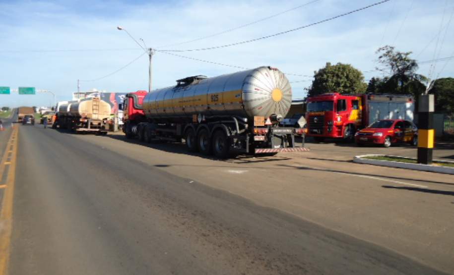 Fiscalização de produtos perigosos em Cianorte  2012, veiculos no pátio aguardando para serem vistoriados.