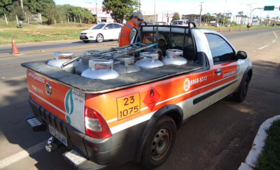 Fiscalização de produtos perigosos em Cianorte  2012, vistoria em veiculo transportando gás.