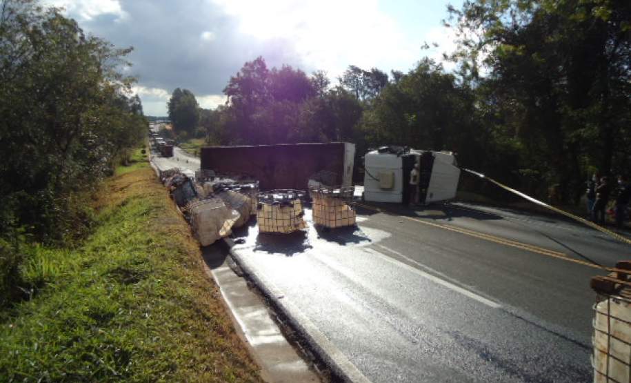 Carreta tombada na BR 376 km 130 com derramamento de produto perigoso.