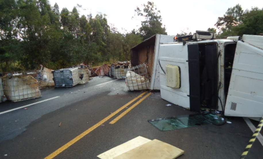carreta tomabada interditando a rodovia entre Paranavai e Nova esperança