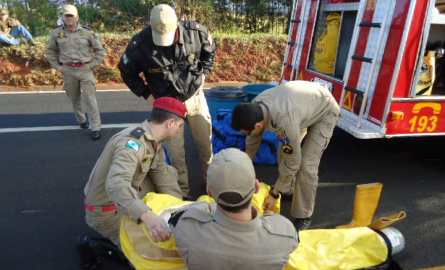 equipe se preparando para atendimento com proteção nivel A
