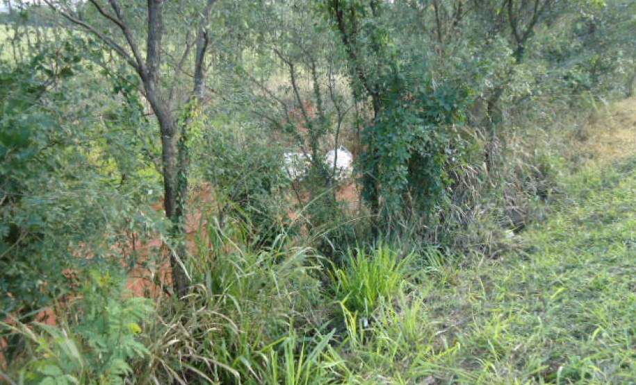 Material contaminado que caiu fora da rodovia.