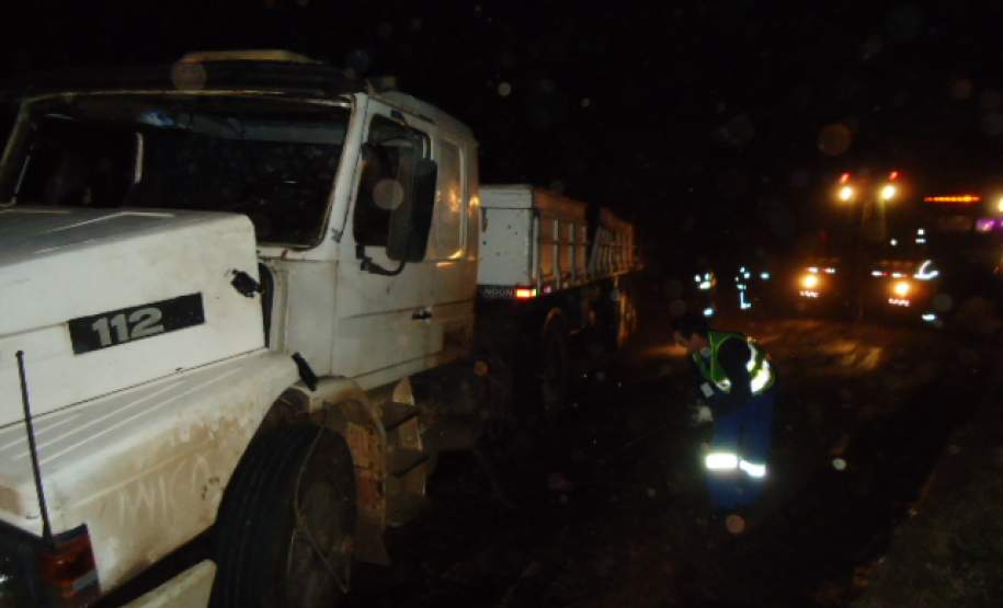 procedimento de retirada da carreta  da rodovia.