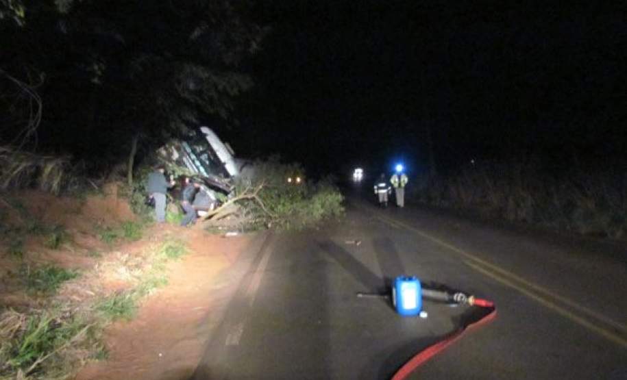 5ª COREDEC – Atendimento a colisão frontal entre um automóvel e uma carreta de transporte de produtos perigosos. prevenção durante transbordo da carga.