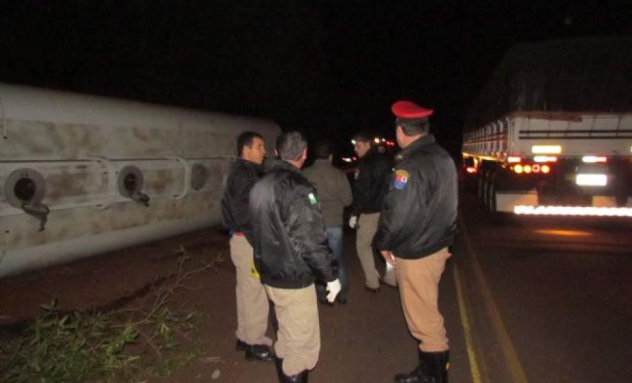 5ª COREDEC – Atendimento a colisão frontal entre um automóvel e uma carreta de transporte de produtos perigosos. atendimento a ocorrência envolvendo veiculo e carreta transportando Etanol.