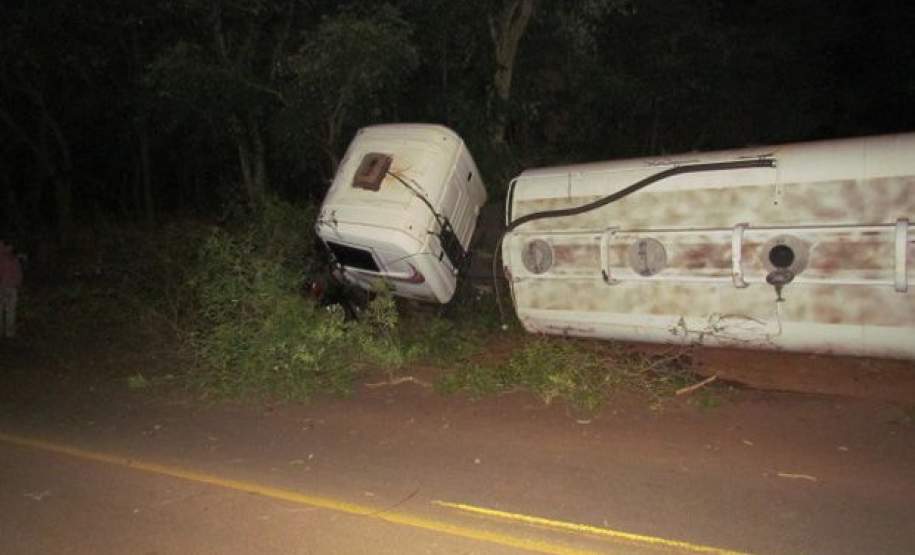 5ª COREDEC – Atendimento a colisão frontal entre um automóvel e uma carreta de transporte de produtos perigosos. carreta após o precedimento de transbordo da carga.