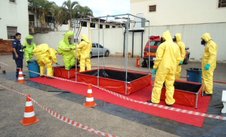 Alunos aprendendo como realizar a descontaminação por produtos perigosos.