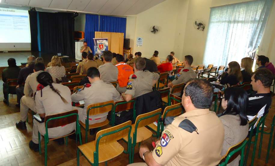 Coordenadoria Estadual de Defesa Civil capacita gestores regionais do Programa Brigadas Escolares – Defesa Civil na Escola, em Cascavel.