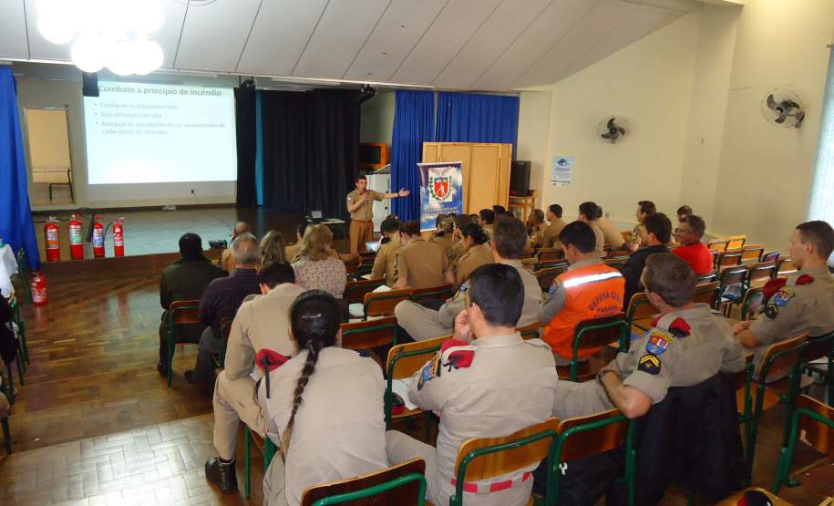 Coordenadoria Estadual de Defesa Civil capacita gestores regionais do Programa Brigadas Escolares – Defesa Civil na Escola, em Cascavel.