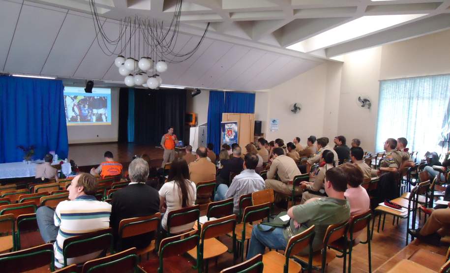 Coordenadoria Estadual de Defesa Civil capacita gestores regionais do Programa Brigadas Escolares – Defesa Civil na Escola, em Cascavel.
