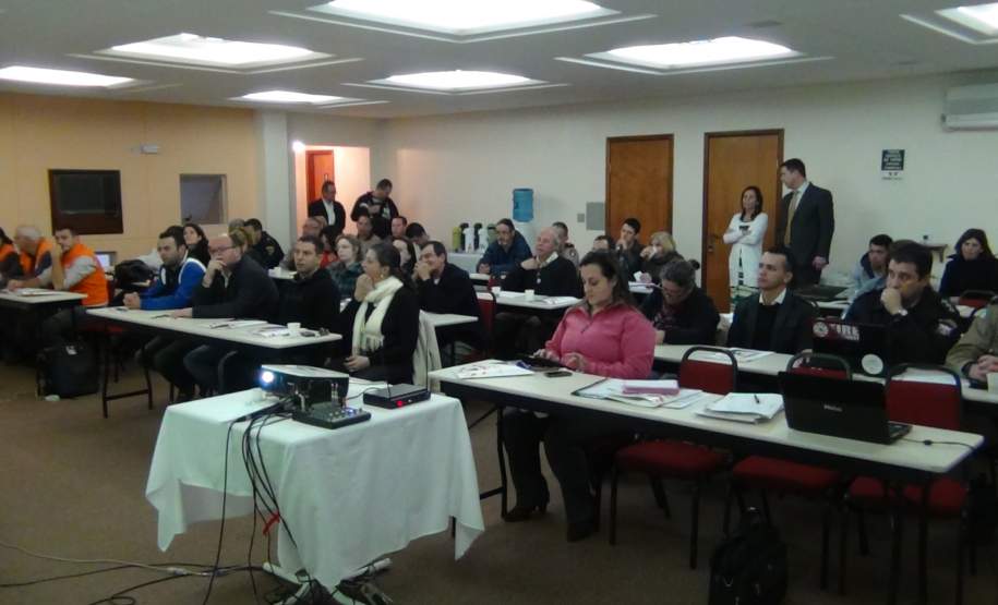 Defesa Civil realiza curso para atendimento à desastres. Defesa Civil realiza curso para atendimento à desastres.