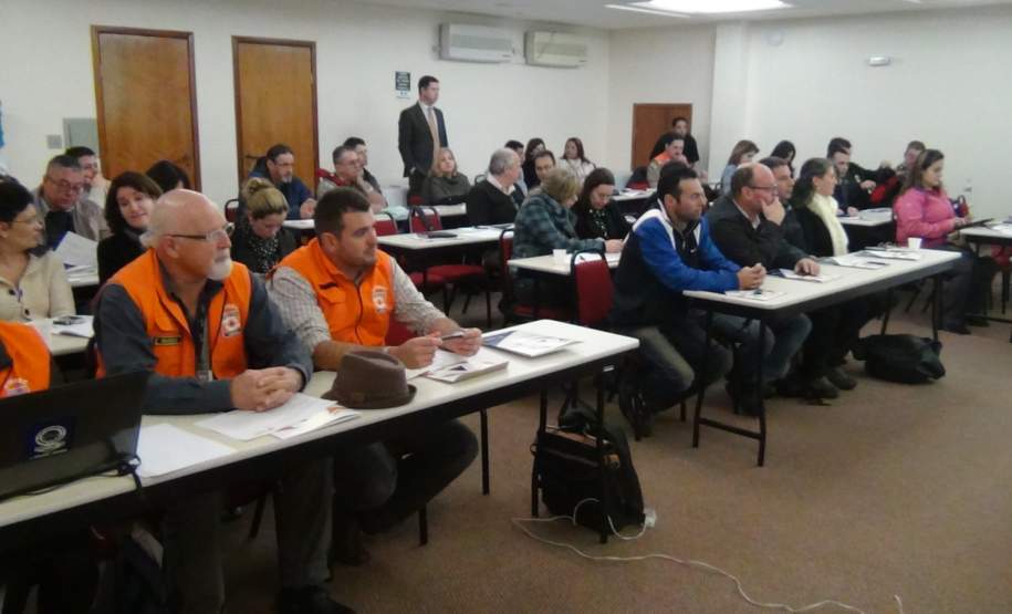 Defesa Civil realiza curso para atendimento à desastres. Defesa Civil realiza curso para atendimento à desastres.