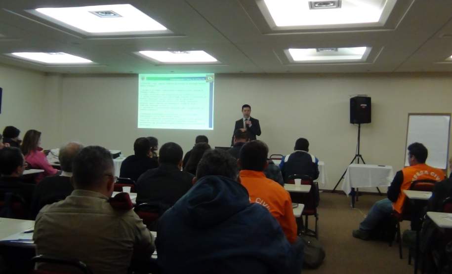 Defesa Civil realiza curso para atendimento à desastres. Defesa Civil realiza curso para atendimento à desastres.