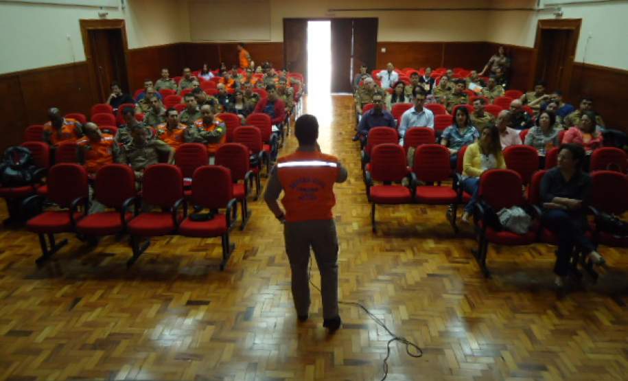 Coordenadoria Estadual de Defesa Civil capacita gestores regionais do Programa Brigadas Escolares – Defesa Civil na Escola, em Maringá.