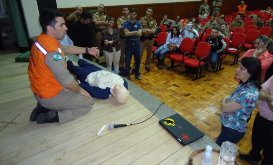 Coordenadoria Estadual de Defesa Civil capacita gestores regionais do Programa Brigadas Escolares – Defesa Civil na Escola, em Maringá.