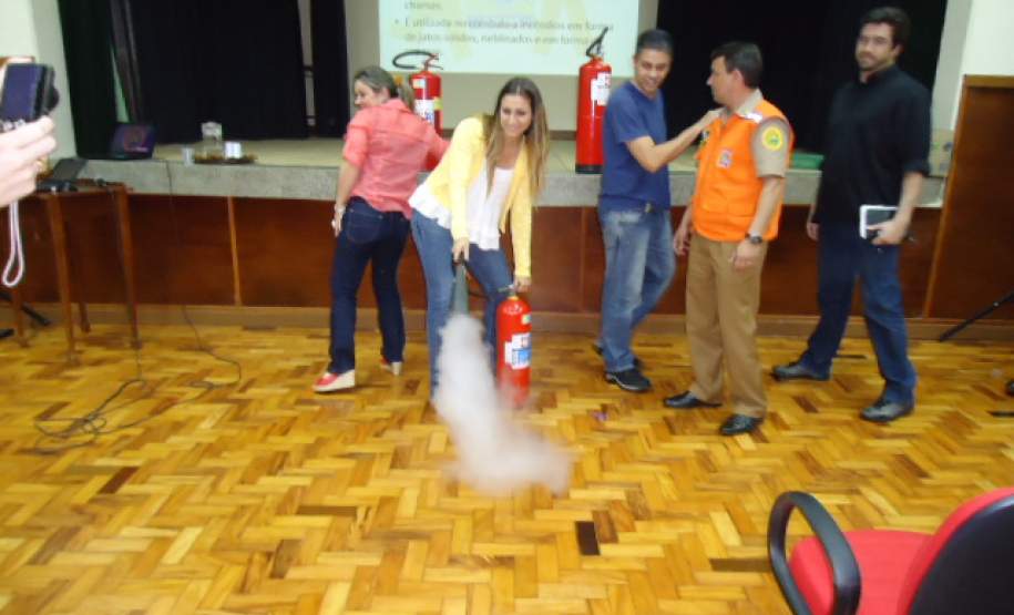 Coordenadoria Estadual de Defesa Civil capacita gestores regionais do Programa Brigadas Escolares – Defesa Civil na Escola, em Maringá.