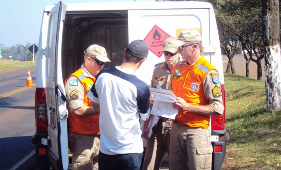 Veículos de Transporte de Produtos Perigosos são vistoriados nas rodovias do Estado.