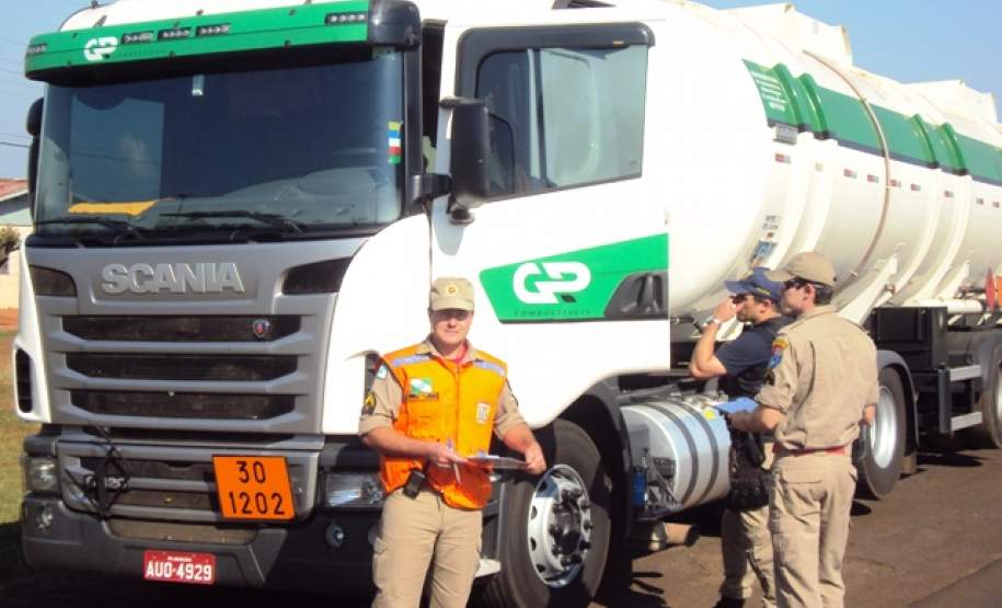 Veículos de Transporte de Produtos Perigosos são vistoriados nas rodovias do Estado.