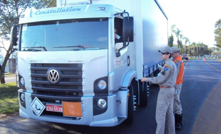 Veículos de Transporte de Produtos Perigosos são vistoriados nas rodovias do Estado.