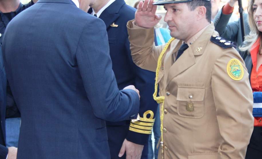 Ten.-Cel Edemilson de Barros  recebendo a Medalha.