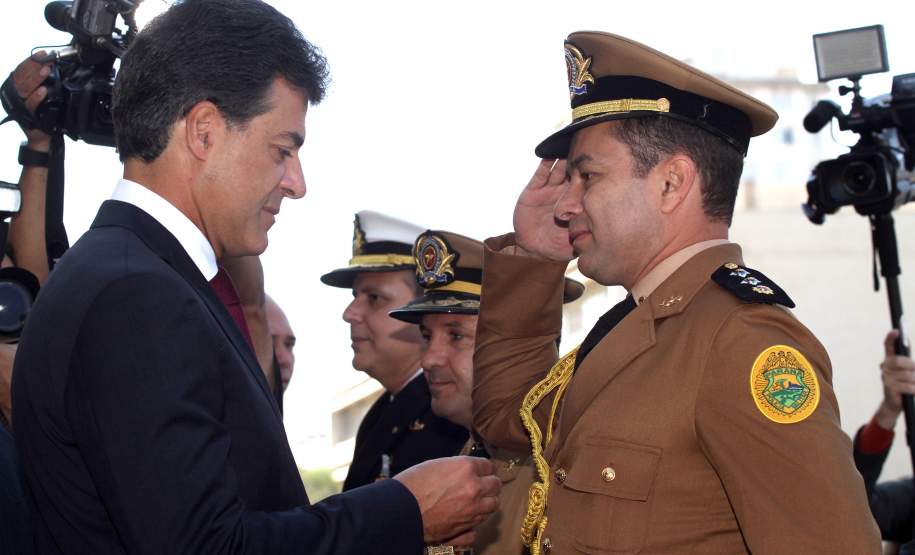 Major Hiller recebendo a medalha da Defesa Civil 100 anos do Bombeiro - Medalhas Defesa Civil do Paraná