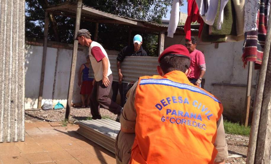 A 6ª Coordenadoria Regional de Defesa Civil juntamente com a Coordenadoria Municipal de Pinhais realizam a entrega de telhas no município. A 6ª Coordenadoria Regional de Defesa Civil juntamente com a Coordenadoria Municipal de Pinhais realizam a entrega de telhas no município.