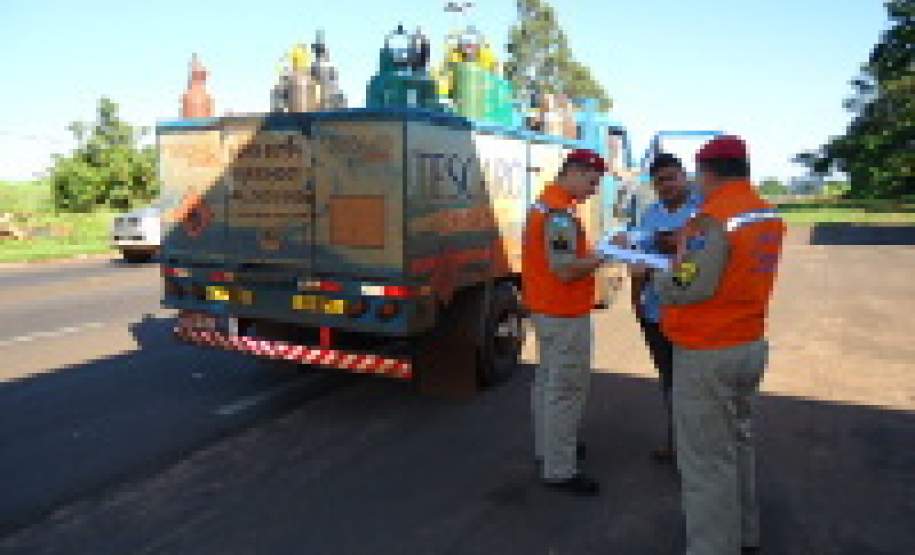 15ª Coordenadoria Regional de Defesa Civil realiza Fiscalização de Produtos Perigosos na Rodovia PR – 323, município de Cruzeiro do Oeste - PR 15ª Coordenadoria Regional de Defesa Civil realiza Fiscalização de Produtos Perigosos na Rodovia PR – 323, município de Cruzeiro do Oeste - PR