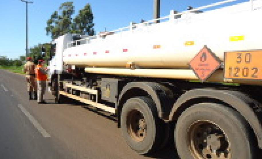 15ª Coordenadoria Regional de Defesa Civil realiza Fiscalização de Produtos Perigosos na Rodovia PR – 323, município de Cruzeiro do Oeste - PR 15ª Coordenadoria Regional de Defesa Civil realiza Fiscalização de Produtos Perigosos na Rodovia PR – 323, município de Cruzeiro do Oeste - PR