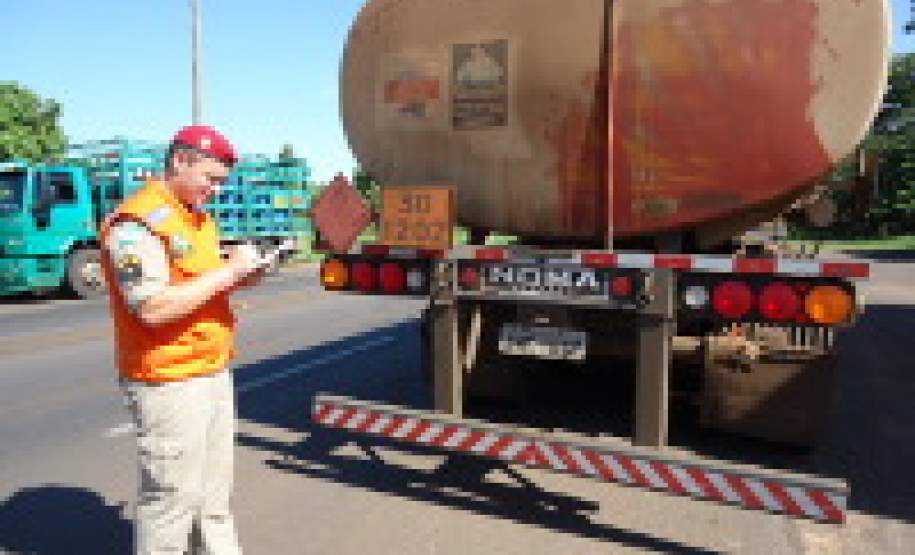 15ª Coordenadoria Regional de Defesa Civil realiza Fiscalização de Produtos Perigosos na Rodovia PR – 323, município de Cruzeiro do Oeste - PR 15ª Coordenadoria Regional de Defesa Civil realiza Fiscalização de Produtos Perigosos na Rodovia PR – 323, município de Cruzeiro do Oeste - PR