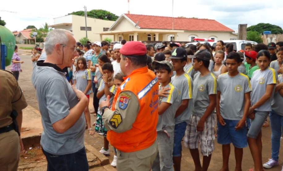 15ª Coordenadoria Regional de Defesa Civil participa de simulação de evacuação de prédio escolar no município de Mariluz-PR. 15ª Coordenadoria Regional de Defesa Civil participa de simulação de evacuação de prédio escolar no município de Mariluz-PR.