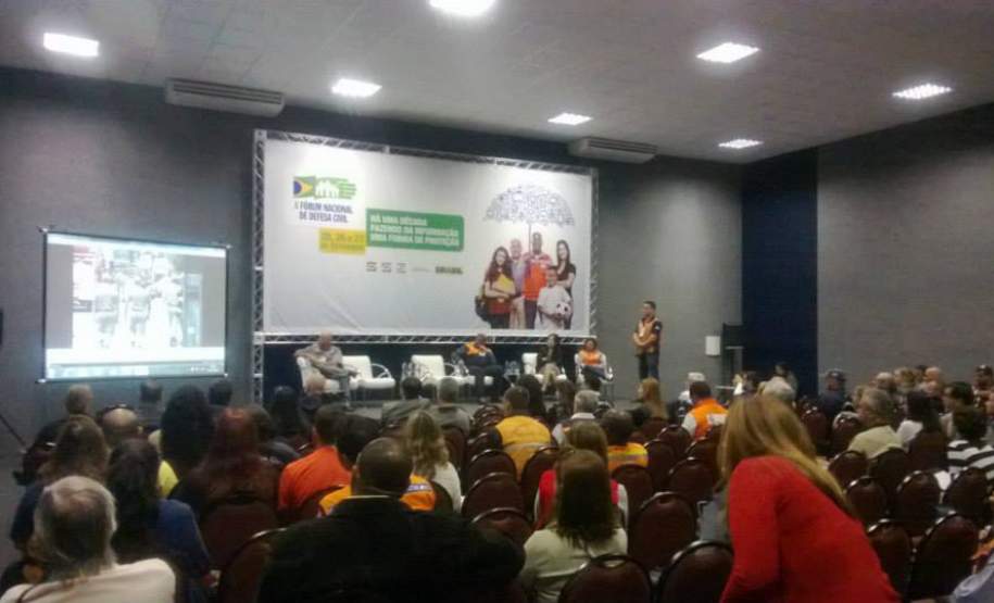 O PARANÁ NO X FÓRUM NACIONAL DE DEFESA CIVIL O PARANÁ NO X FÓRUM NACIONAL DE DEFESA CIVIL