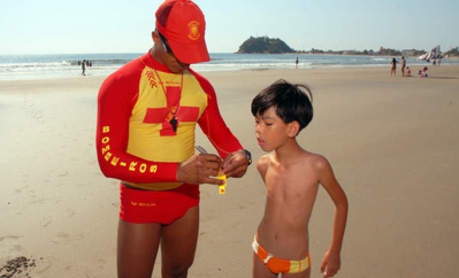 Bombeiros coloca pulseira de identificação em criança, na praia central de Guaratuba. Guaratuba, 22-12-2011.Foto: Arnaldo Alves / AENotÃcias. Bombeiros coloca pulseira de identificação em criança, na praia central de Guaratuba. Guaratuba, 22-12-2011.Foto: Arnaldo Alves / AENotícias.
