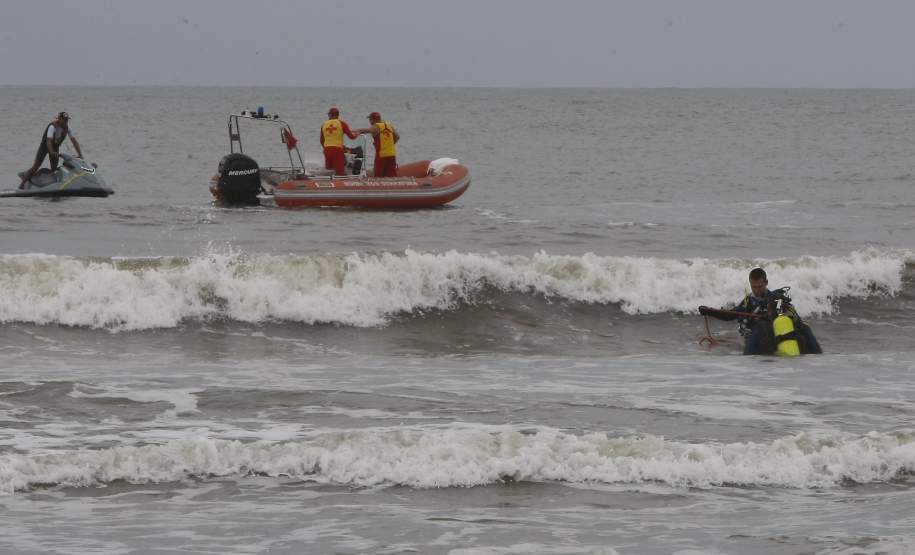 Operaçao verao, Corpo de Bombeiros, Iap, ONG (voluntarios), Policia Ambiental e Marinha fazem mutirao para recolhimento de lixo na praia e mar. 14-12-13. Foto: Hedeson Alves Operaçao verao, Corpo de Bombeiros, Iap, ONG (voluntarios), Policia Ambiental e Marinha fazem mutirao para recolhimento de lixo na praia e mar. 14-12-13. Foto: Hedeson Alves