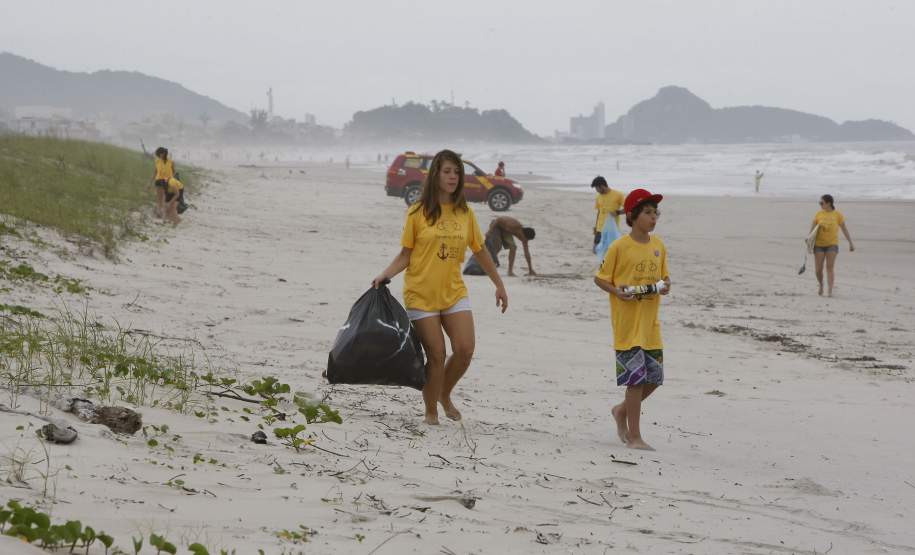 Operaçao verao, Corpo de Bombeiros, Iap, ONG (voluntarios), Policia Ambiental e Marinha fazem mutirao para recolhimento de lixo na praia e mar. 14-12-13. Foto: Hedeson Alves Operaçao verao, Corpo de Bombeiros, Iap, ONG (voluntarios), Policia Ambiental e Marinha fazem mutirao para recolhimento de lixo na praia e mar. 14-12-13. Foto: Hedeson Alves