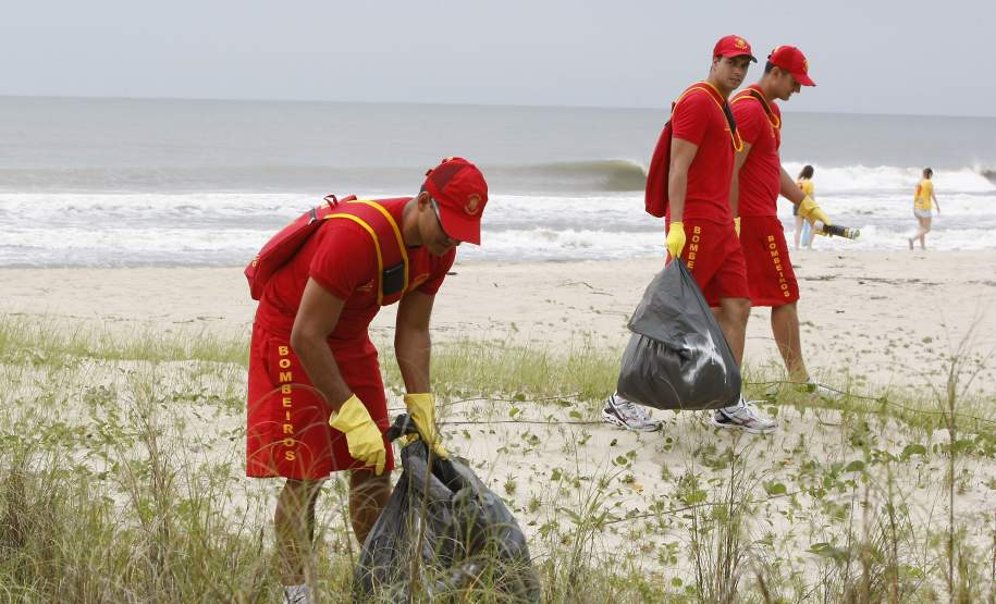 Operaçao verao, Corpo de Bombeiros, Iap, ONG (voluntarios), Policia Ambiental e Marinha fazem mutirao para recolhimento de lixo na praia e mar. 14-12-13. Foto: Hedeson Alves Operaçao verao, Corpo de Bombeiros, Iap, ONG (voluntarios), Policia Ambiental e Marinha fazem mutirao para recolhimento de lixo na praia e mar. 14-12-13. Foto: Hedeson Alves